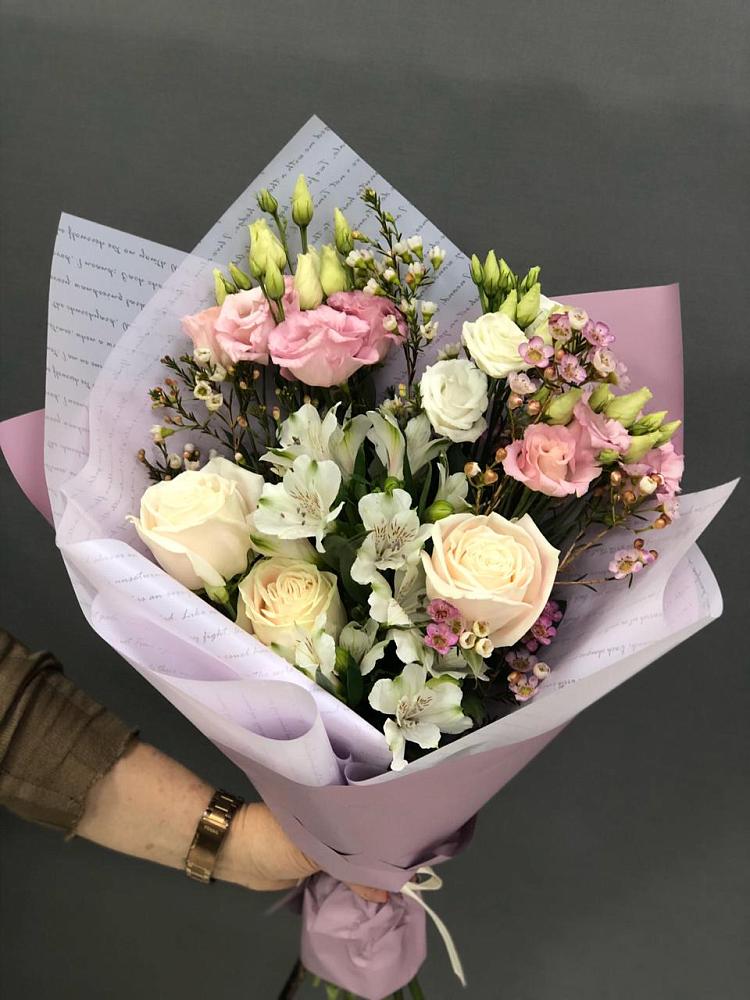 Букет цветов из: Альстромерии, Розы и Лизиантусы в Завитинске