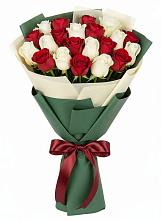 Букет Микс из красных и белых роз в Завитинске