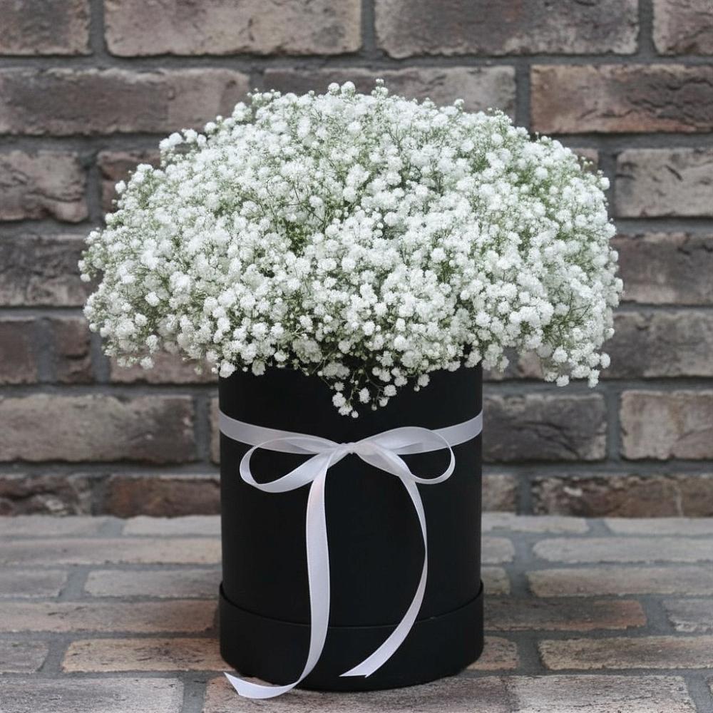 Цветочная композиция из Гипсофила в шляпной коробке в Завитинске