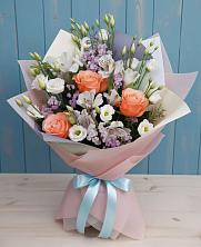 Букет цветов из:  Лизиантусы, Розы, Альстромерии и Гипсофила в Завитинске