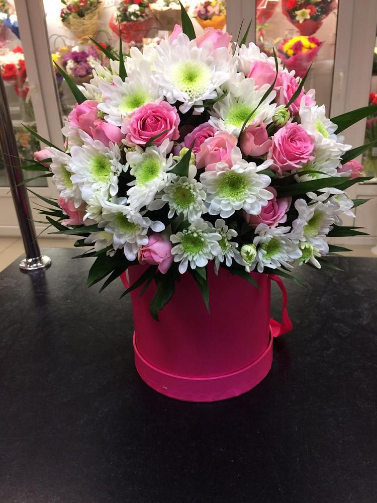 Цветочная композиция из Розы и Хризантемы в шляпной коробке в Завитинске