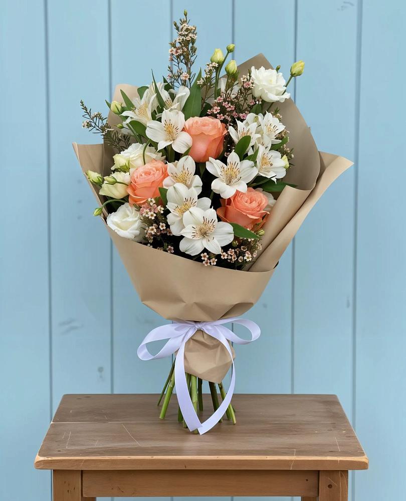 Букет цветов из: Альстромерии, Лизиантусы, Розы и Хризантемы в Завитинске