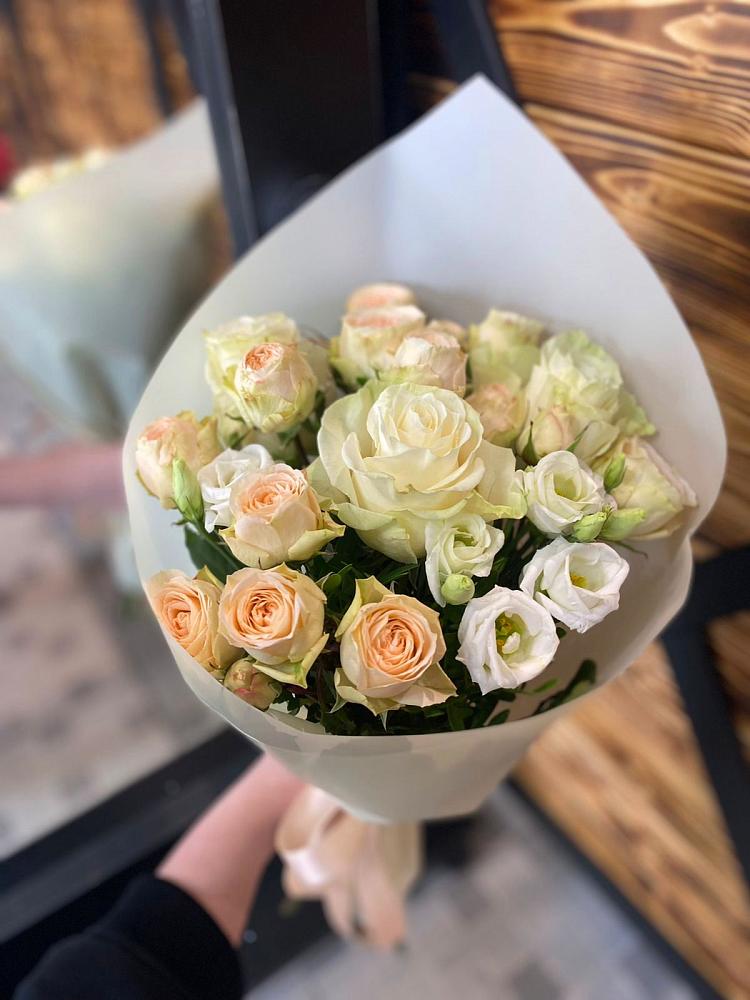 Букет цветов из: Розы и Лизиантусы в Завитинске